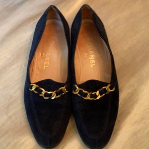 CHANEL navy suede loafer w/gold chain accent